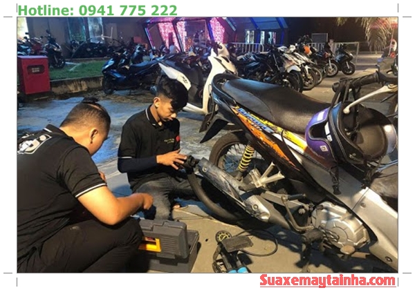 Vá Săm Xe Máy Đêm Hà Nội