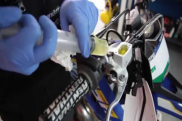 thay dầu thắng đĩa