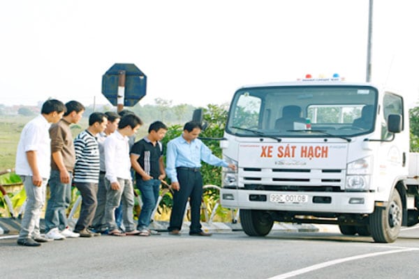 thi bằng lái xe b2, bằng lái xe b2, bằng lái xe b2 lái được xe gì, bằng lái xe b2 chạy được xe gì, bằng lái xe b2 là gì, bằng lái xe b2 có thời hạn bao lâu, thi bằng lái xe b2 bao nhiêu tiền, 18 đề thi bằng lái xe b2, học lái xe b2, học lái xe, học lái xe ô tô, học lái xe b1, học lái xe bằng c