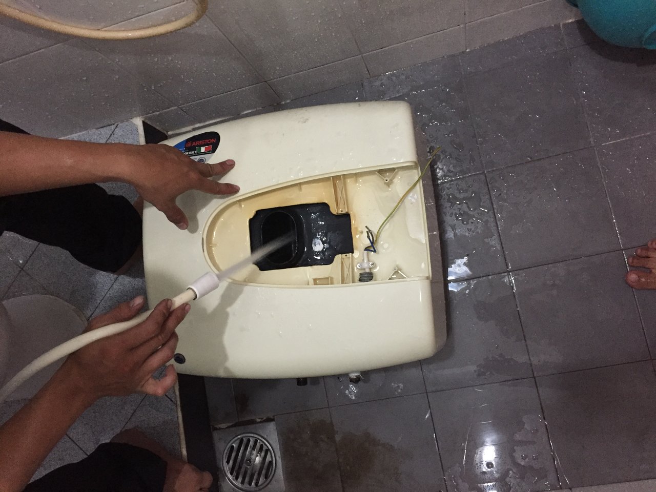 Dịch vụ vệ sinh máy nước nóng tại Đà Nẵng 24/24|Sửa Điều hòa Đà Nẵng | Sửa Điện Lạnh Đà Nẵng