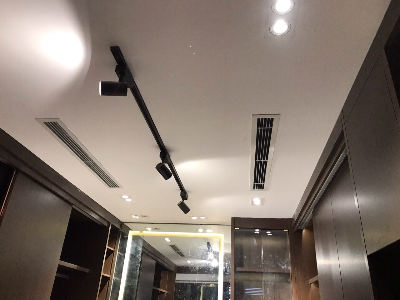 Liệu có phải máy lạnh âm trần nôi ống gió được ưa chuộng hơn máy lạnh âm trần cassette?