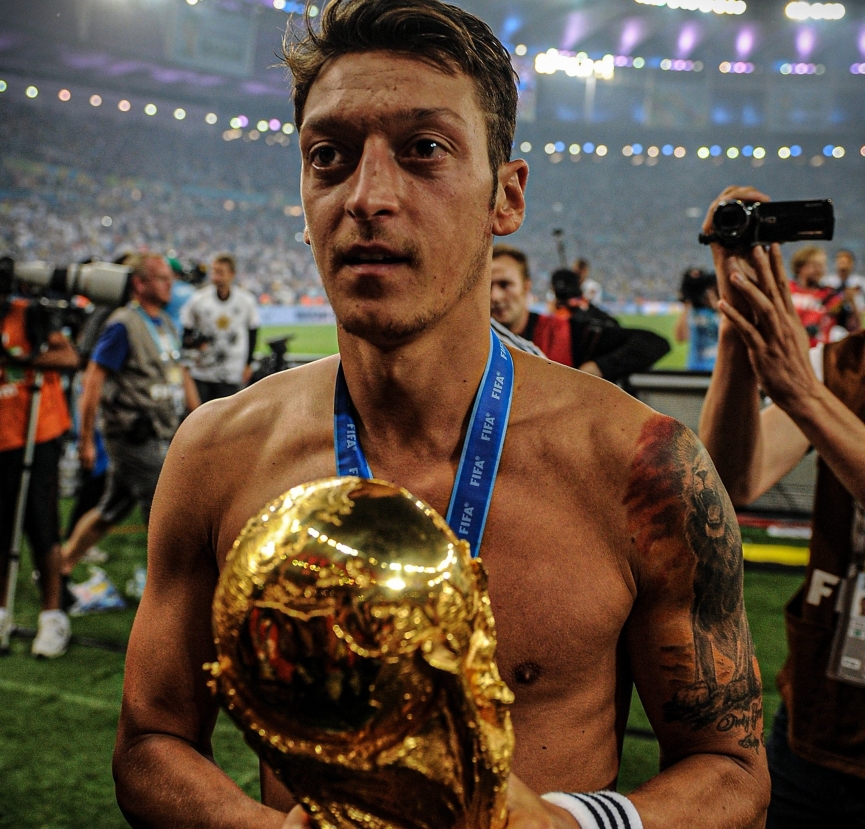 Mesut Oezil giải nghệ ở tuổi 34: Cái kết buồn của một thiên tài