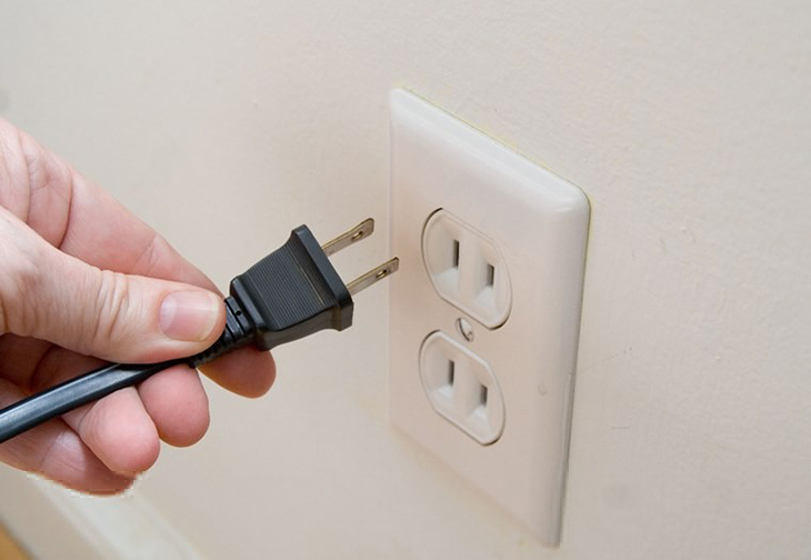 Rút phích cắm trước khi vệ sinh điều hòa âm trần sẽ đảm bảo an toàn cho bạn Hướng dẫn vệ sinh máy lạnh âm trần đơn giản tại nhà