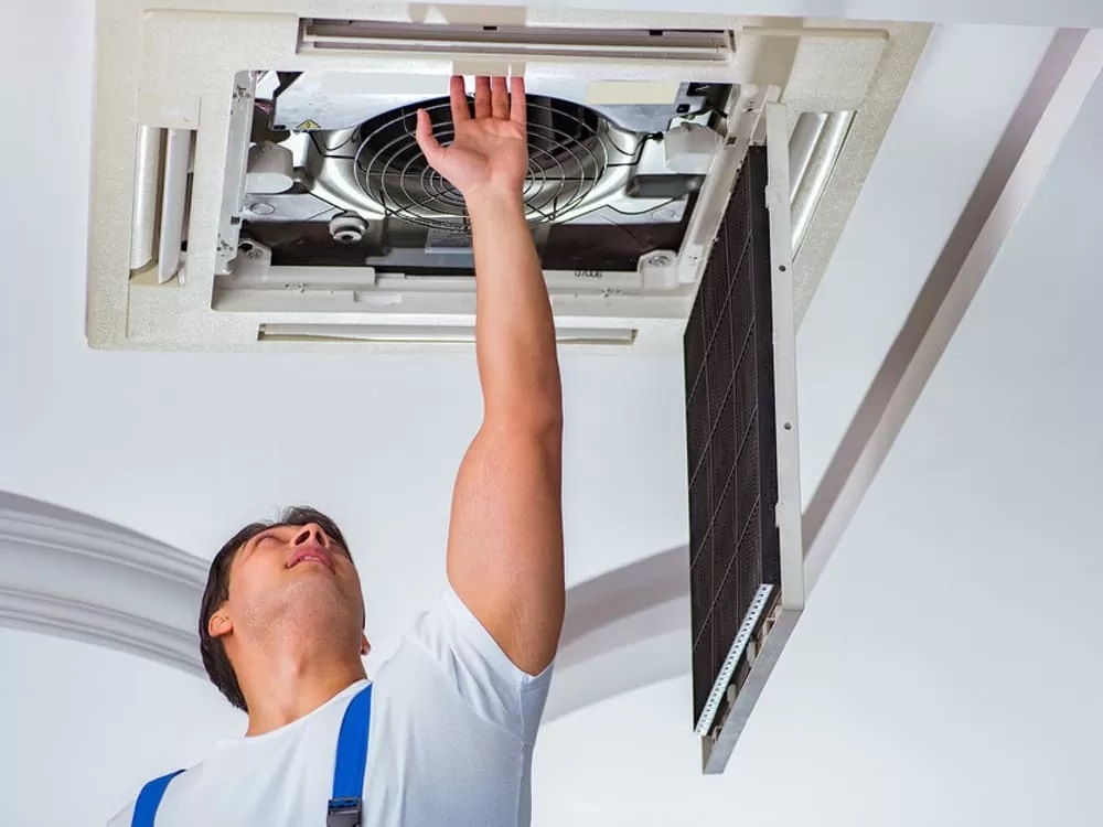 Vệ sinh điều hòa âm trần định kỳ 6 tháng một lần Hướng dẫn vệ sinh máy lạnh âm trần đơn giản tại nhà